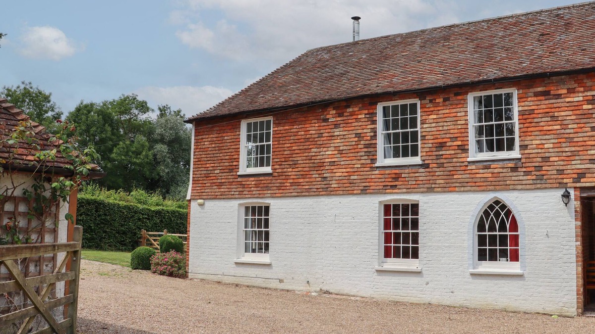 Wavehorne Cottage | MOUNTFIELD FARM COTTAGE, pet friendly, with open fire in Hamstreet