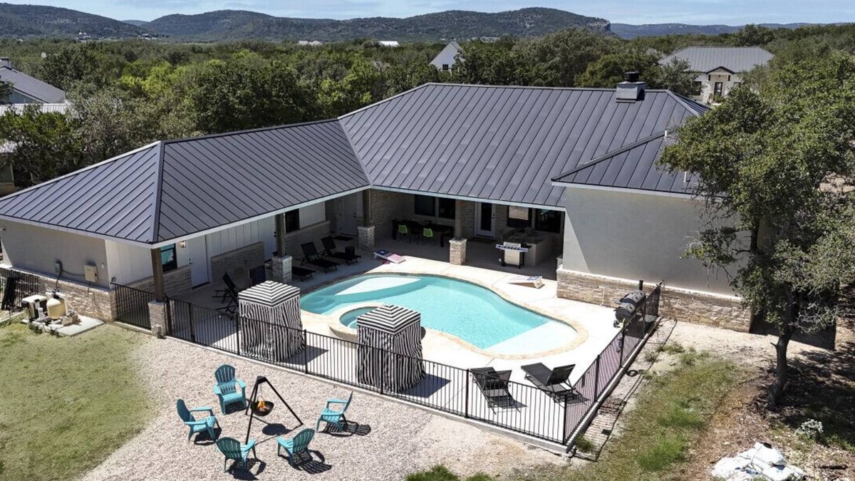 Sabinal House | Movie Theater~Heated Pool-Hot Tub~Games~ Playground
