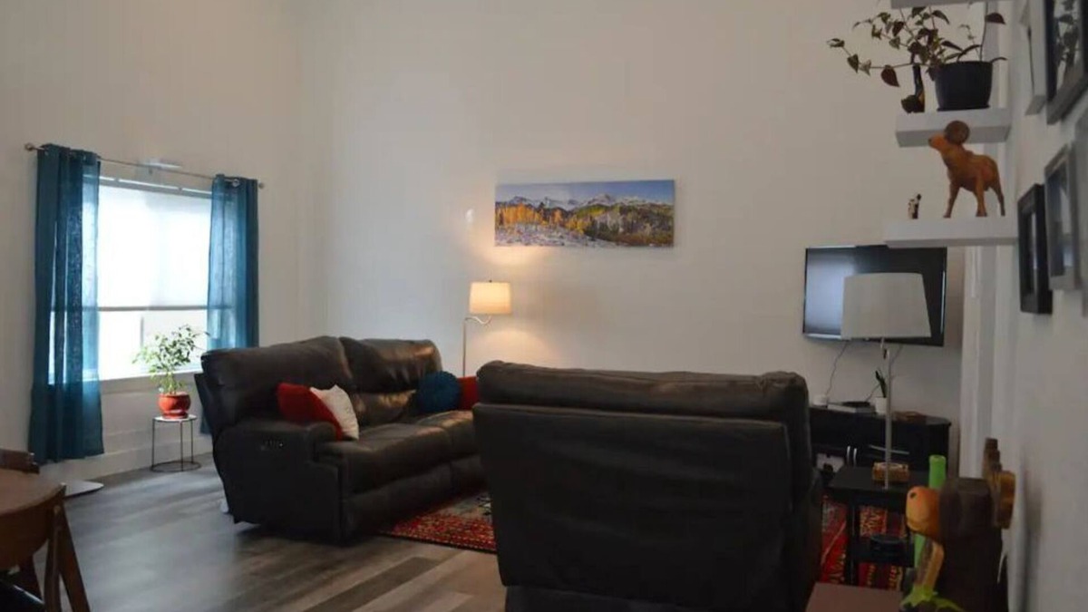 Arvada Cottage | Movies in the Mountains Guest House