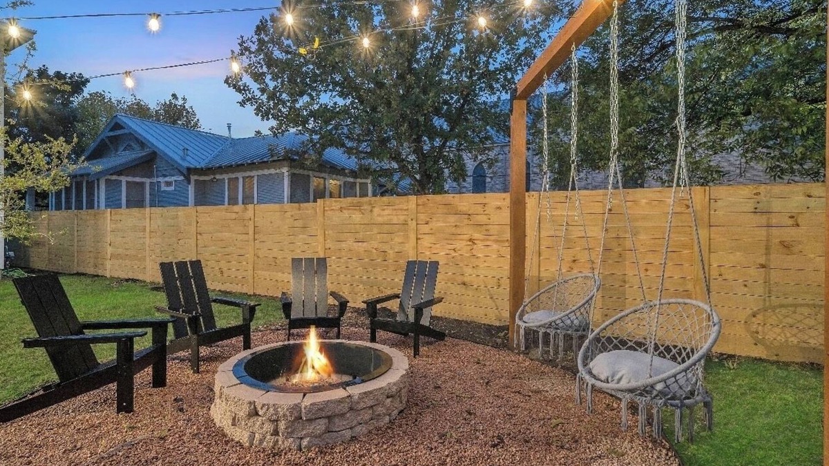 Denver Heights House | MovieTheater - KING BED & 7 minutes to RiverWalk