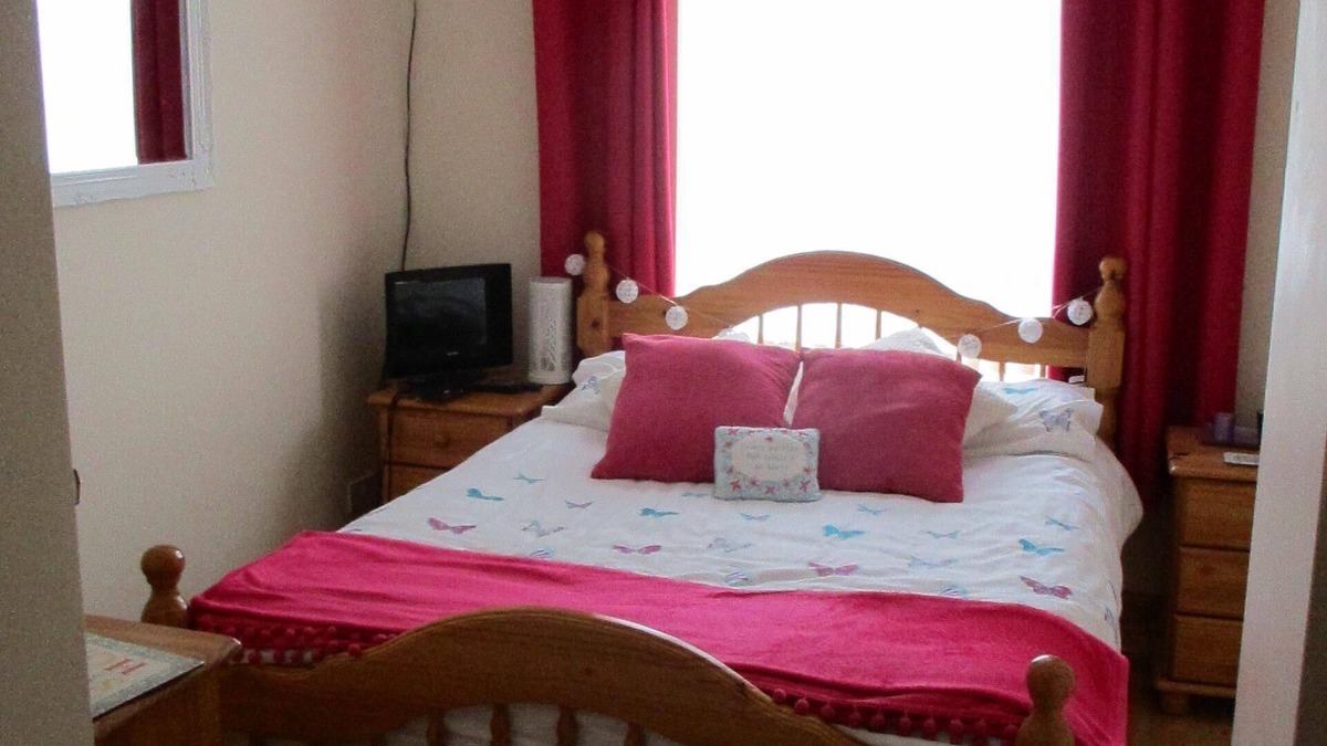 Moville Apartment | Moville Centre Apartment 2 bedroom cosy with parking