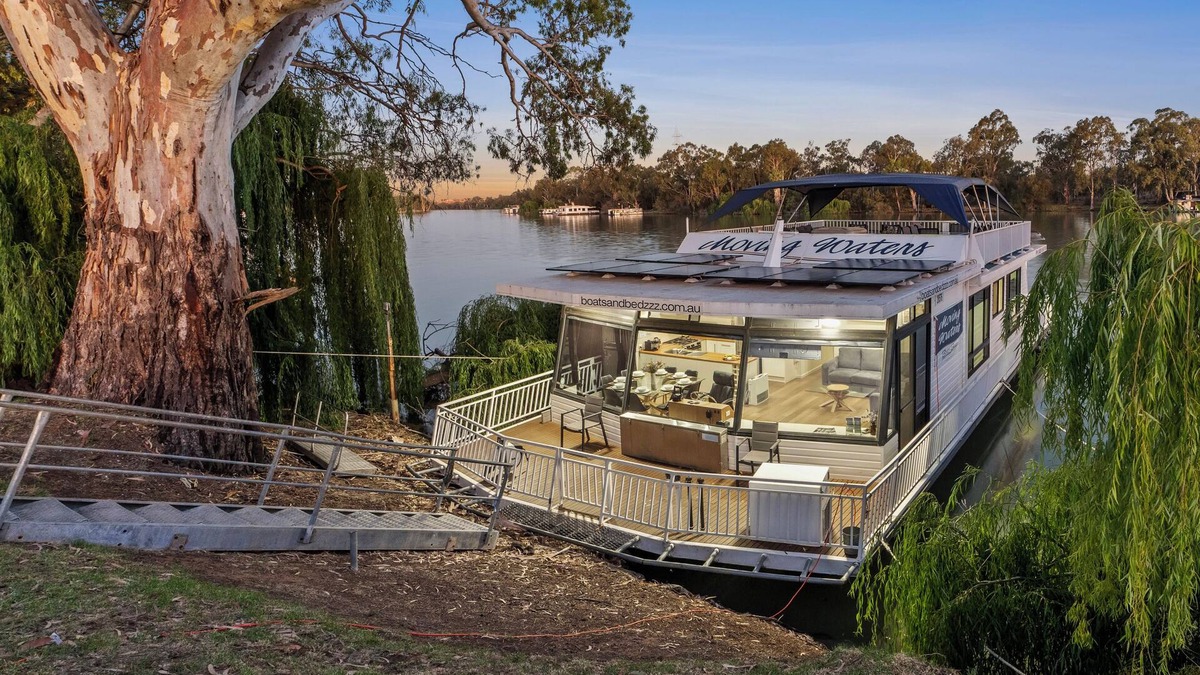 Renmark House | Moving Waters houseboat -moored accommodation