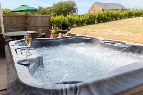 Worksop Apartment | Mowerina - Dog-Friendly Barn Conversion with a Hot Tub