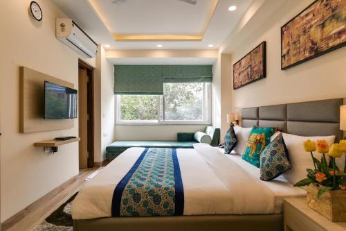 New Friends Colony Bed & Breakfast | MOYDOM Private Ensuite with Shared Balcony & Kitchen