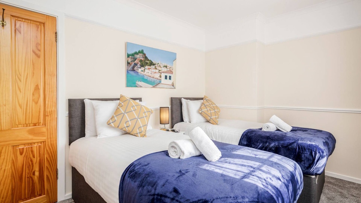 Watford Apartment | MPL Apartments - 4-bed Woodside House: Harry Potter Studios/Contractor/Corporate