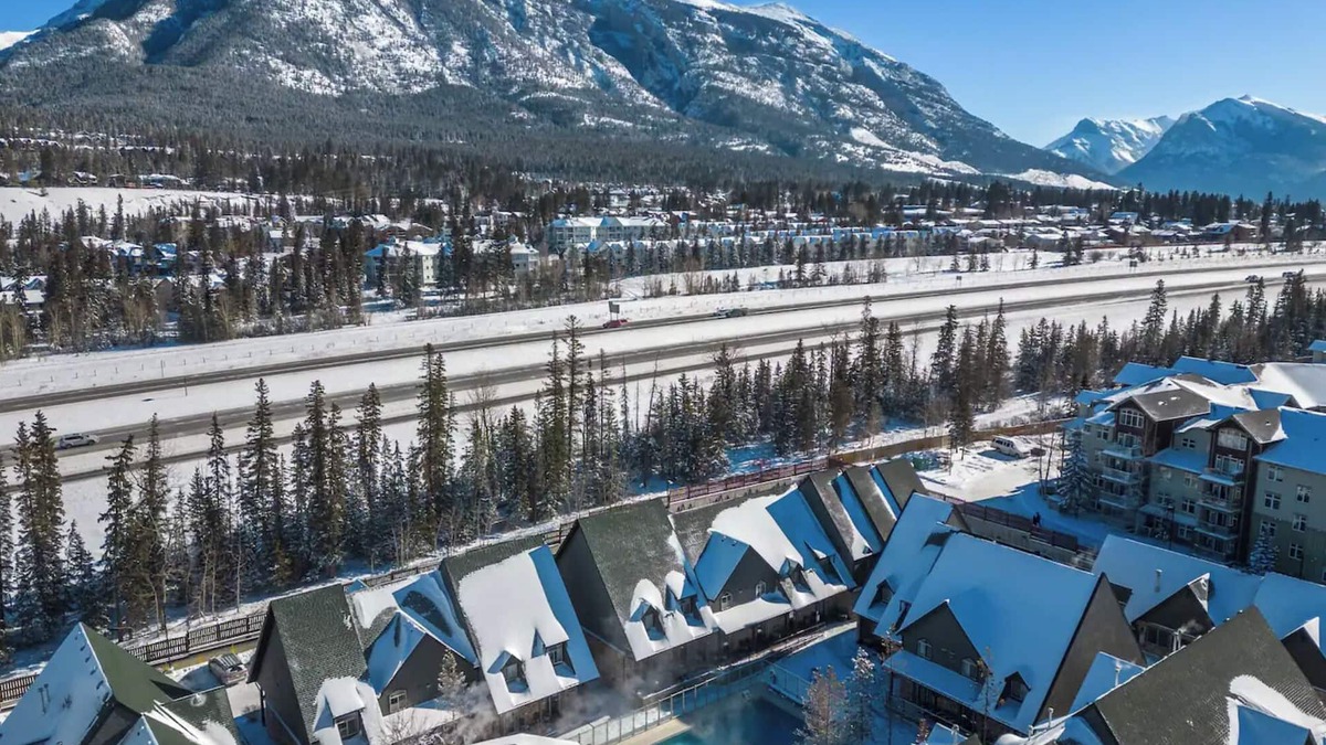 Cougar Creek Ski Chalet | MS135- Sleep 8, 2BD, 2BT, Pool, Hot Tub, Coin Laundry, Parking Canmore Townhome