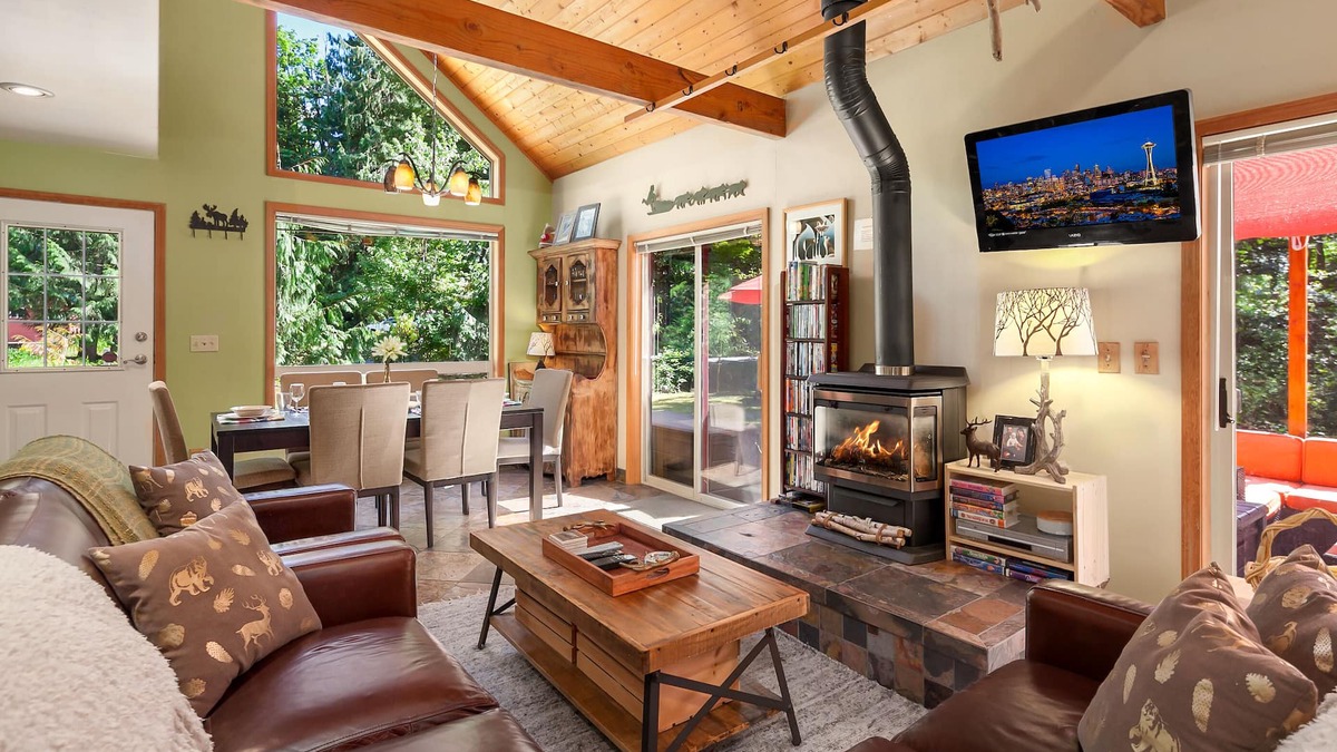 Glacier Cabin | Mt Baker "Eh" Frame! 6 Person Hot Tub! 3bd2bth! Wifi! King bed! EV charger!