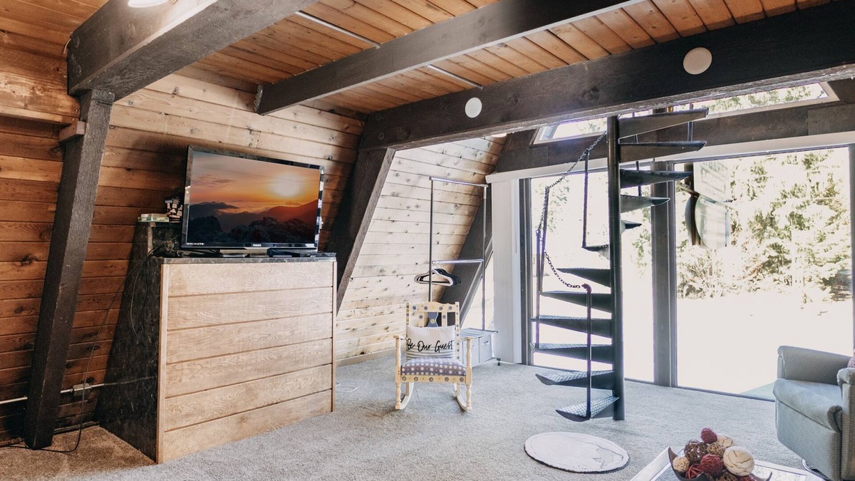 Glacier Apartment | Mt. Baker Lodging Ensuite 5 - Sleeps 2!