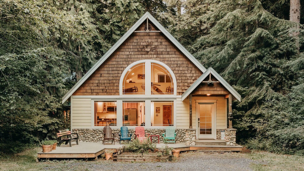 Glacier Cabin | Mt Baker Lodging's Cabin #1 - With Wifi, Hot Tub, Pet friendly