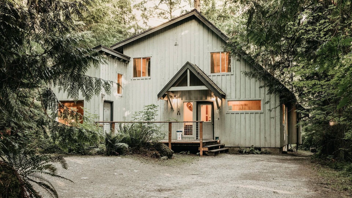 Glacier Ski Chalet | Mt Baker Rim Cabin 19 - Pet Friendly, WIFI, Hot Tub, Sleeps 10