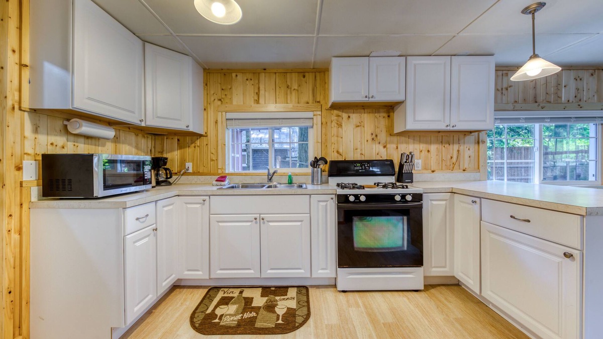 Rhododendron Cabin | Mt. Hood cabin in the woods with wood stove & streaming - dog-friendly