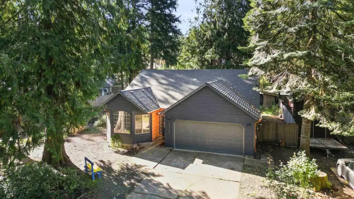 Mount Hood Village Bed & Breakfast | Mt Hood Cabin - Pool, Arcade Games, River Access