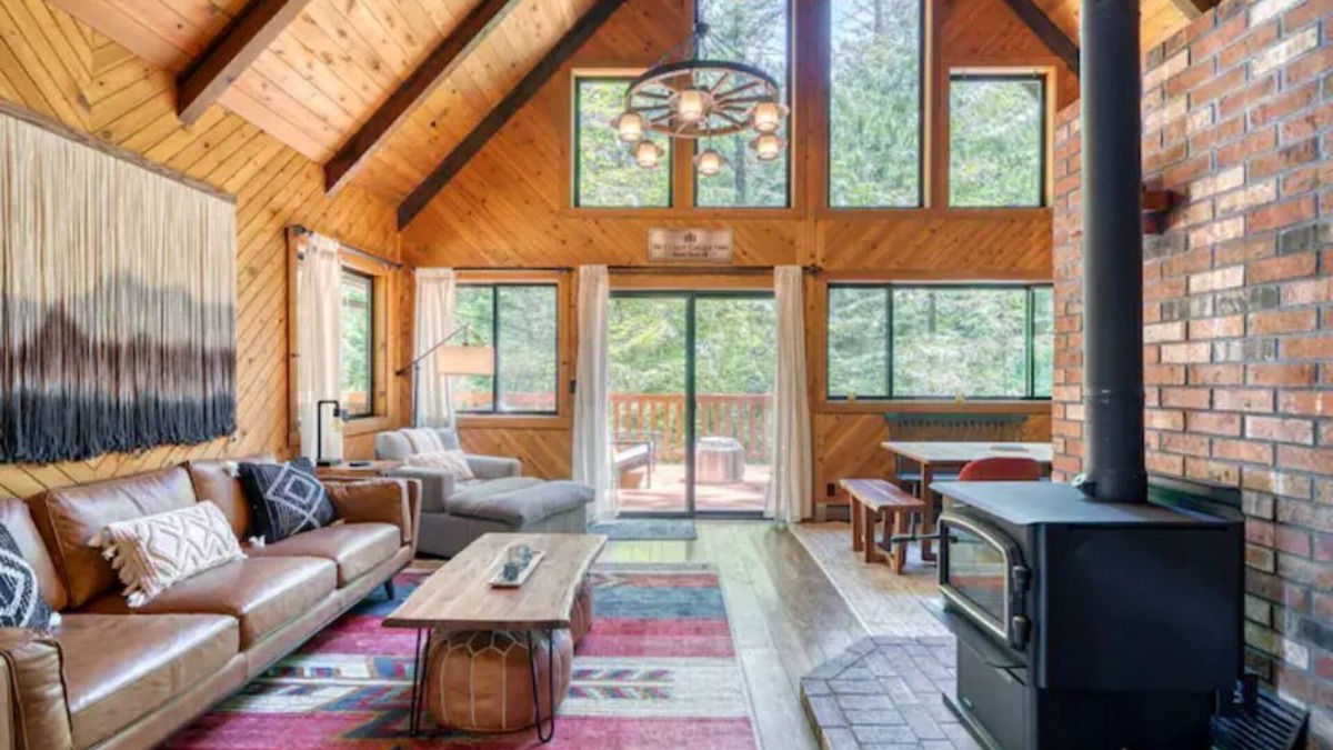 Rhododendron Cabin | Mt. Hood Retro Modern Cabin- Seasonal Stream, Deck, Fire Pit, & HotTub-Dogs 👍