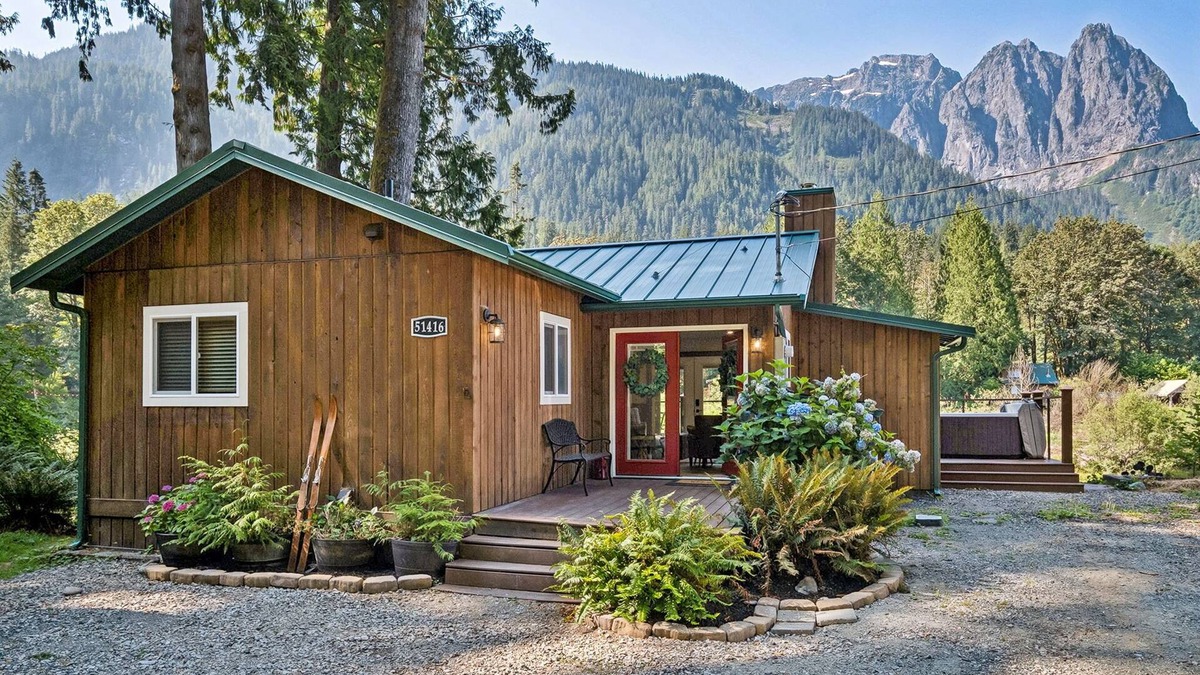 Gold Bar Cottage | Mt. Index Riverside with hot tub, wifi, grill, fireplace and more!