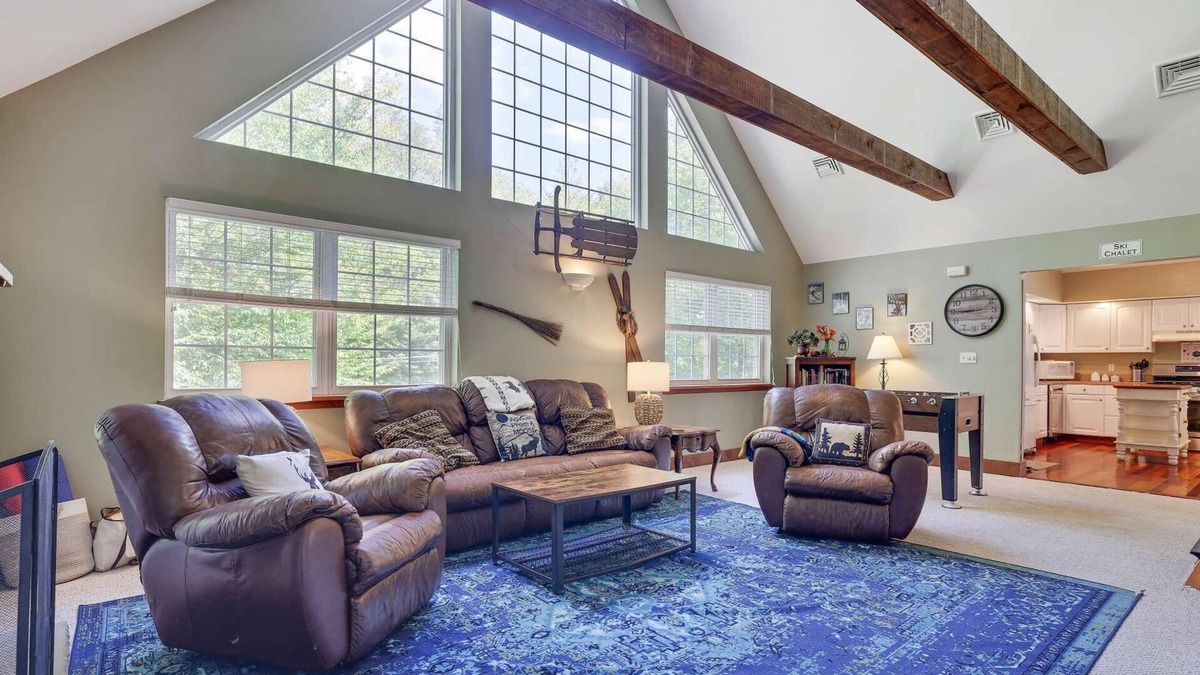 Pocono Lake Ski Chalet | ⛱⛷⛰Mt. Maplewood Chalet❤️Fall Family-Budget☆HotTub☆Fireplace☆Games☆Ski☆Dogs+