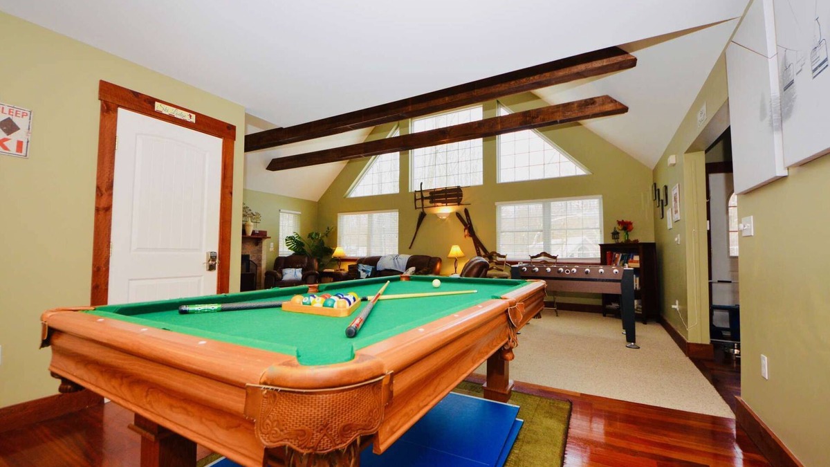 Pocono Lake House | ⛱⛷⛰Mt. Maplewood Chalet❤️ 4BR ★HotTub★Poconos★Fireplace★Games★