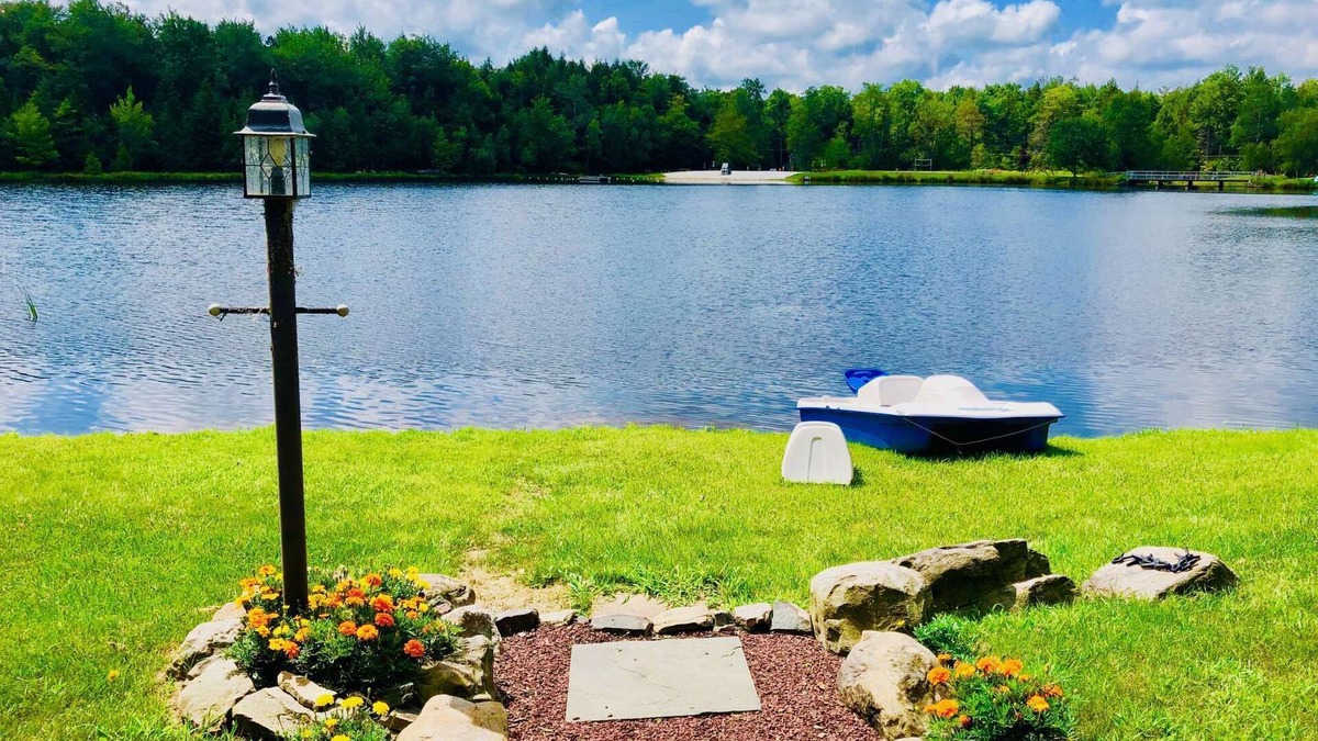 Blakeslee House | ⛷⛱⛰Mt. Maplewood Lake Home❤️Seasonal Specials ★3BR★HotTub★Fireplace★Games★