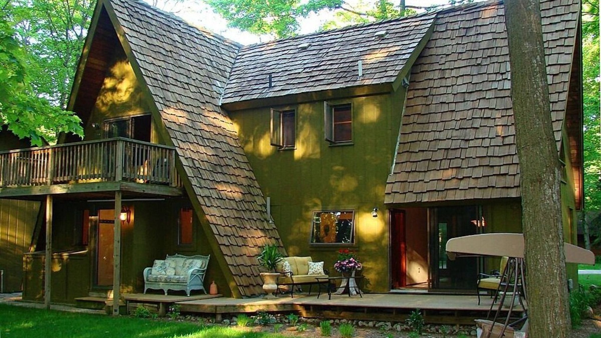 Charlevoix House | Mt.McSauba Cedar Shake House Walk to beaches and Beautiful Downtown!