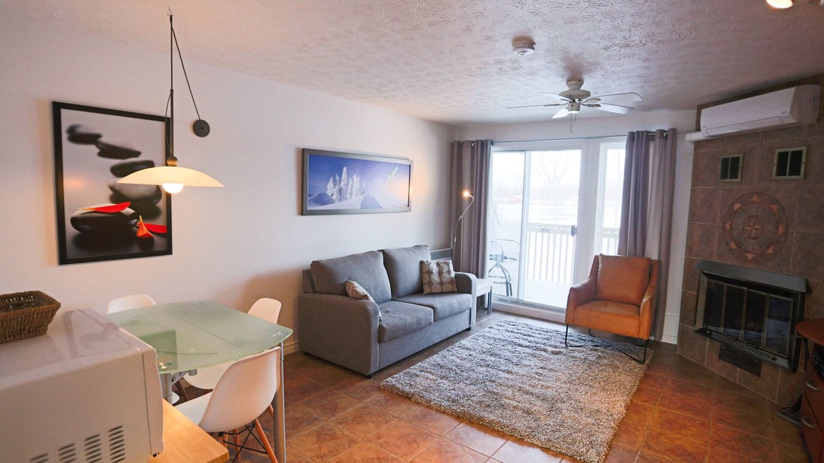 Magog Apartment | Mt-Orford ski 8.5Km. Walk to old Magog! Lake view w/pools, hot tub, sauna! Quiet