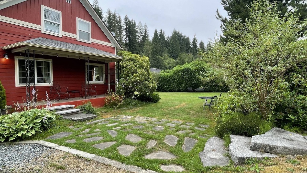 Wilkeson House | Mt Rainier Carbon Glacier Highway, Historic Mining Town, Wilkeson, Sleeps 4-6, C