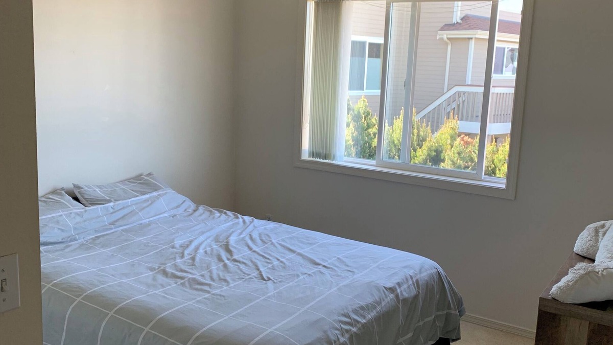Northeast Tacoma House | Mt Rainier View Room n/Private Room & Bathroom in our Home.