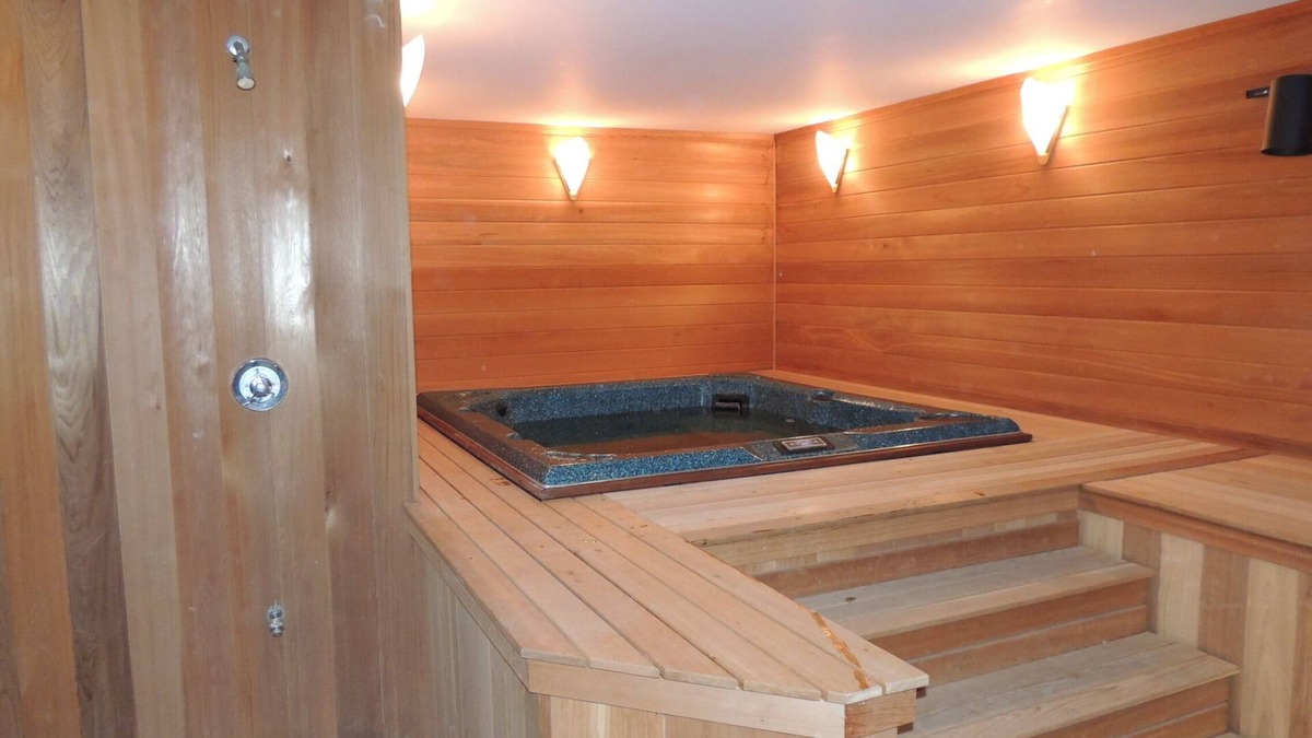 West Dover House | Mt. Snow Paradise - Indoor Jacuzzi & Sauna - Minutes to Mountain - Sleeps 10