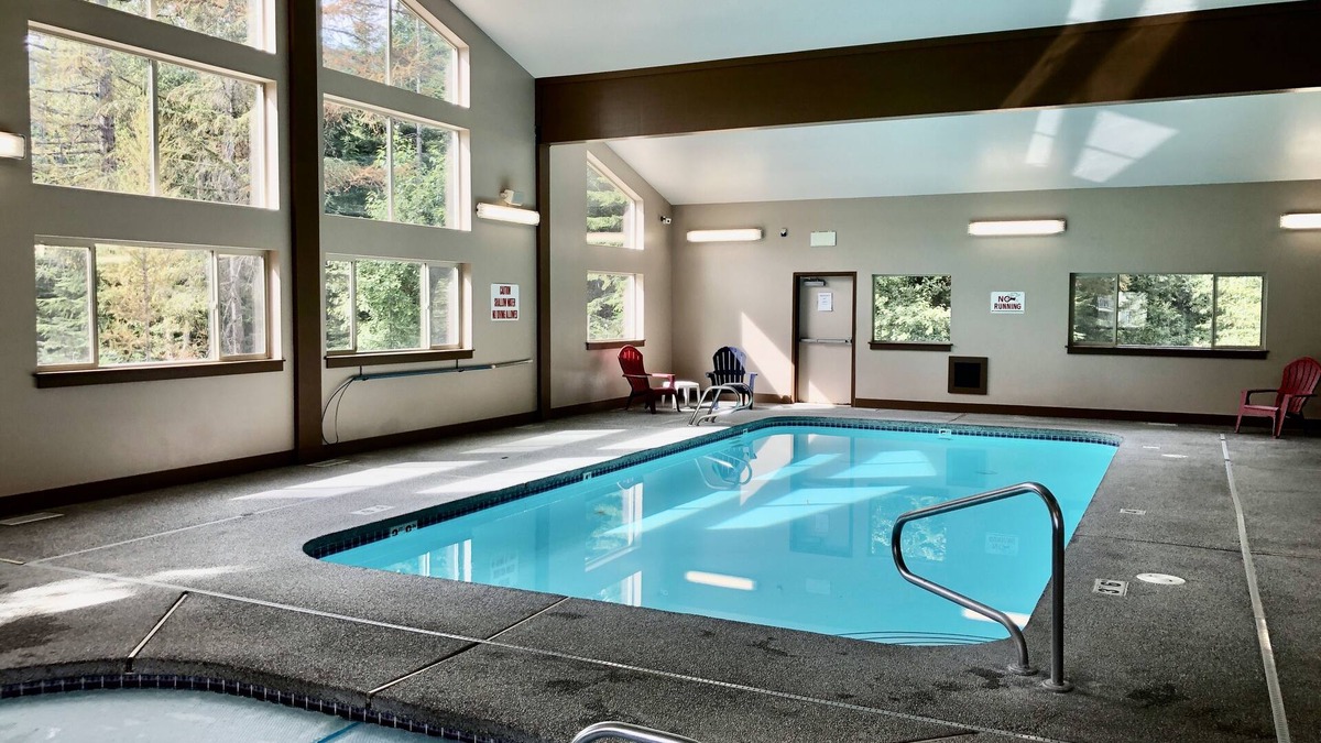 Mead Condo | Mt Spokane updated Ski Condo WiFi, Pool & Hot Tub~sleeps 4~hike, bike, explore