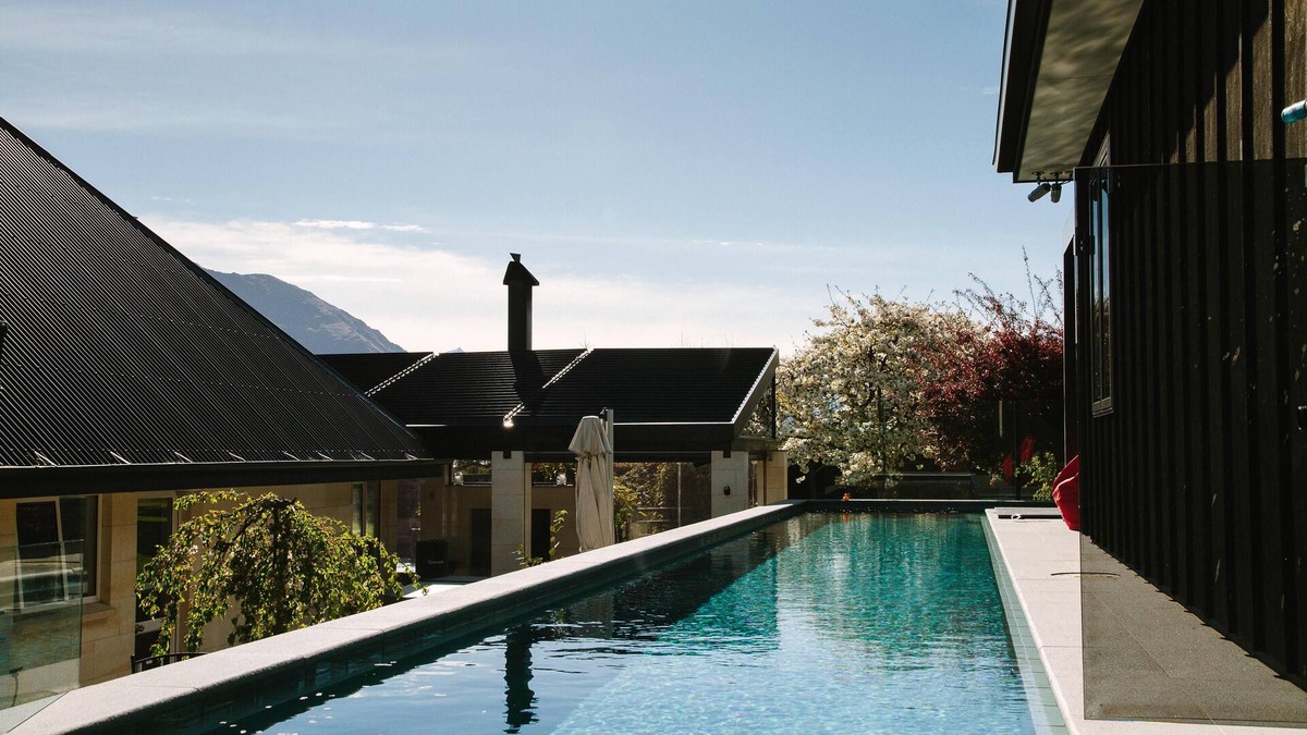 Wanaka House | Mt Upton Lodge - Secluded and quiet however located right in the heart of Wanaka Town Centre