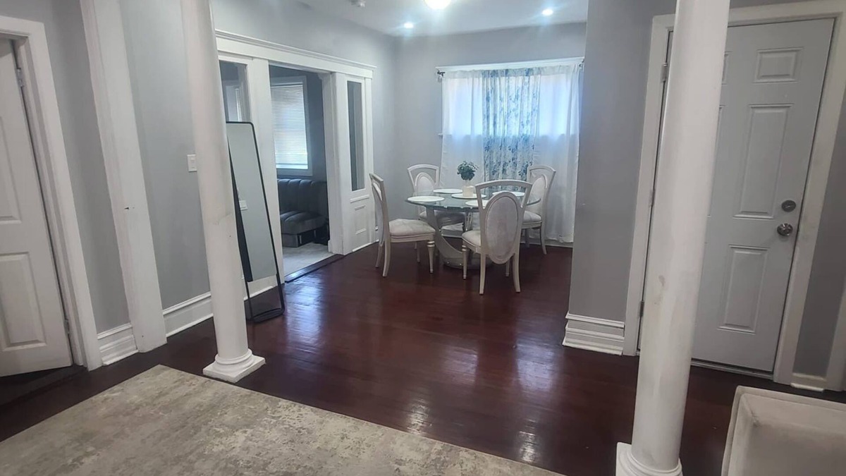 North Side Apartment | MT. Vernon 3rd floor Global Retreat 1-bedroom apartment with AC, WiFi.