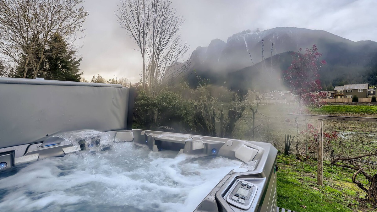 North Bend House | Mt View 3 Level Romantic Getaway Suite- North Bend