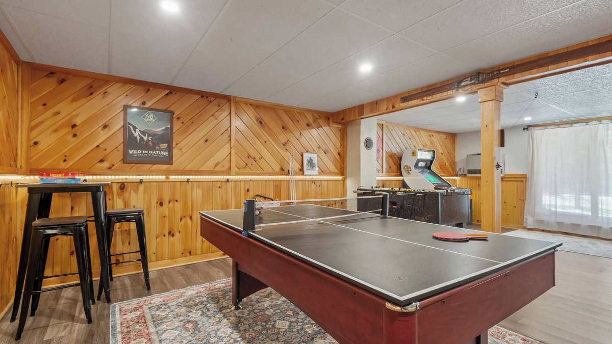 Bartlett House | Mt Washington Valley Fall getaway with game room and deck!