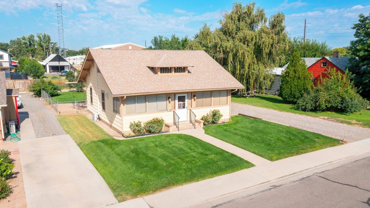 Fruita House | MTB Lovers! Downtown Fruita Bunglow! 8 Separate Beds-1/2 block from everything!