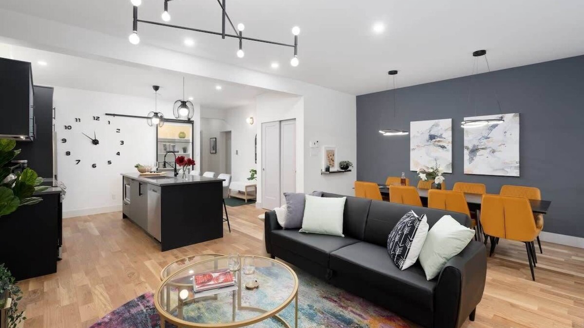Mile End Apartment | MTL Fashion District I 3BDR- 2BA+Parking