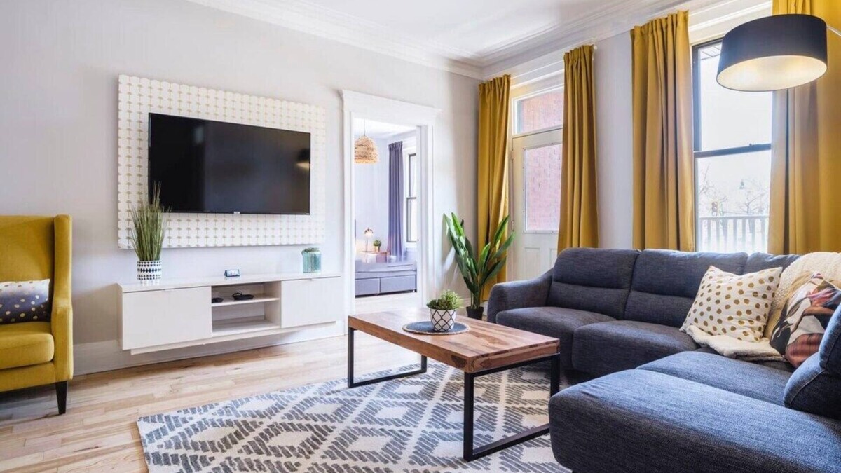 Plateau Mont Royal Apartment | MTLVR#16 | Luxurious flat facing the mountain, A/C