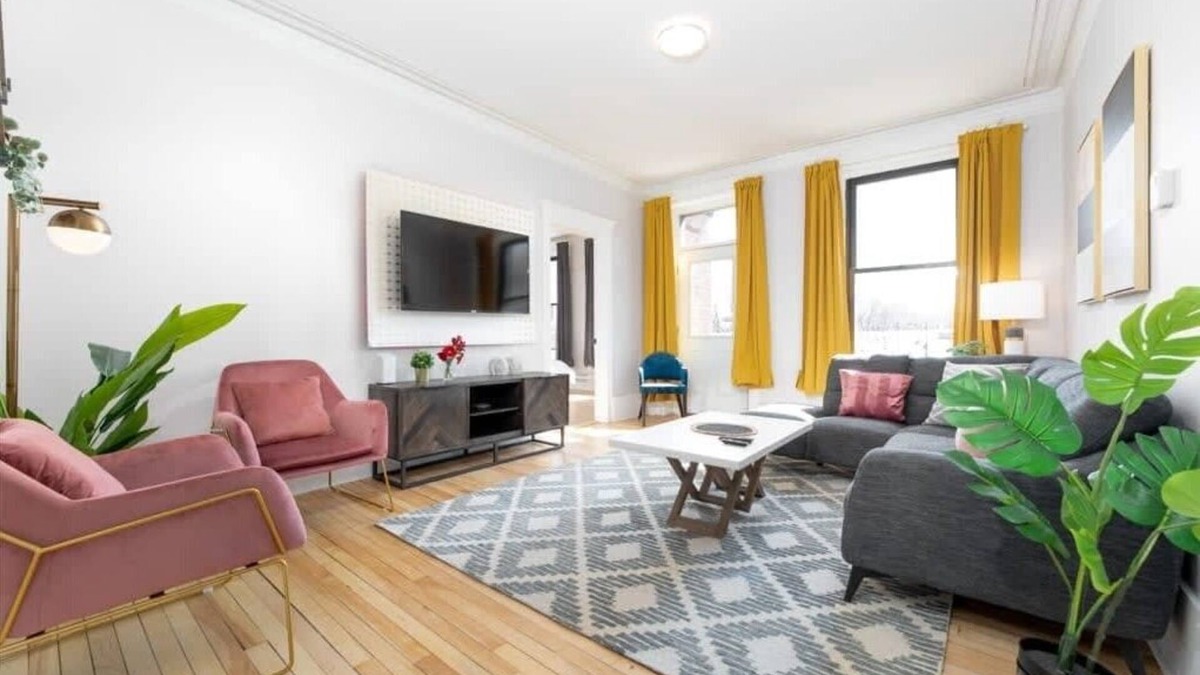 Plateau Mont Royal Apartment | MTLVR #17 | View on the Mont-Royal, sleeps 12