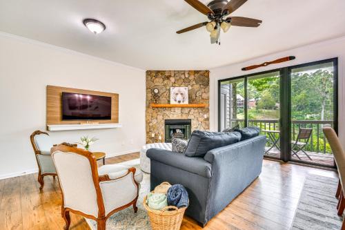 Mountain Air Apartment | Mtn Cabin with Balcony and View in Burnsville!