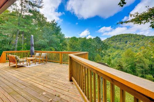 Woodlawn House | Mtn View and Fire Pit Pet-Friendly Woodlawn Cabin!