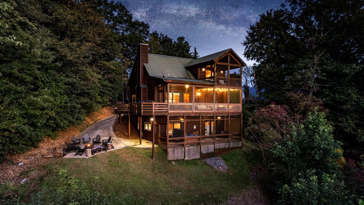 Blue Ridge Cabin | Mtn View Cabin 5 min to Downtown Blue Ridge w/Hot Tub and Firepit, Pet Friendly!