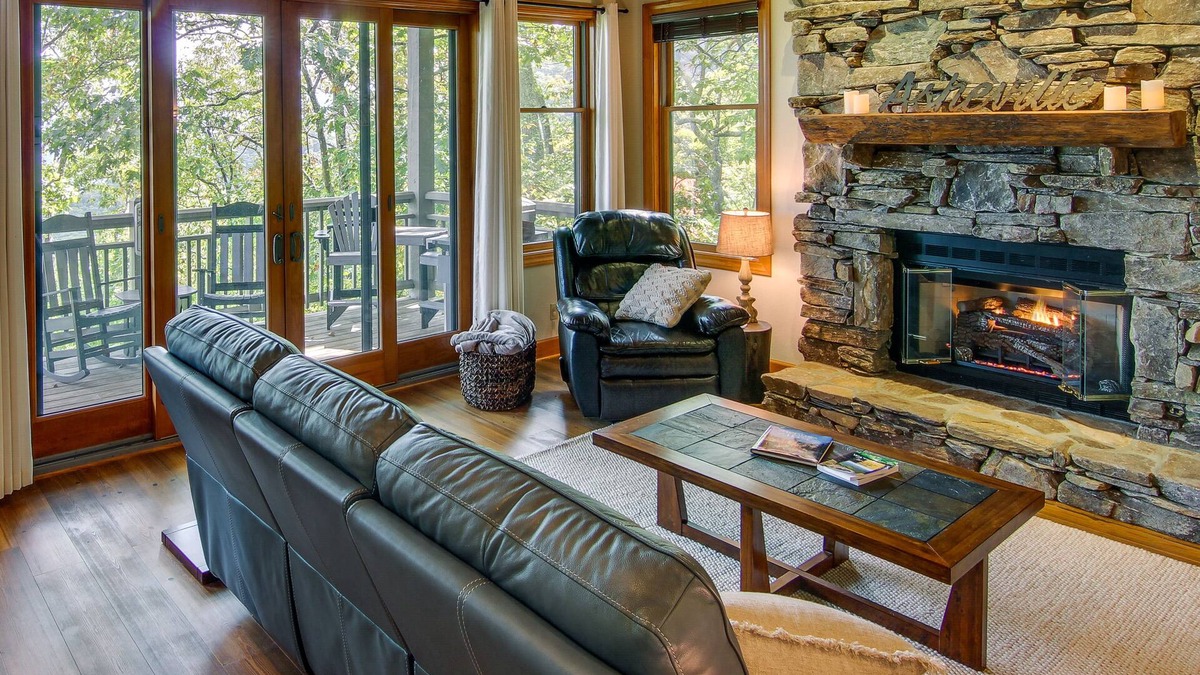 Mountain Air Condo | Mtn-View Condo w/Screened Porch in Burnsville!