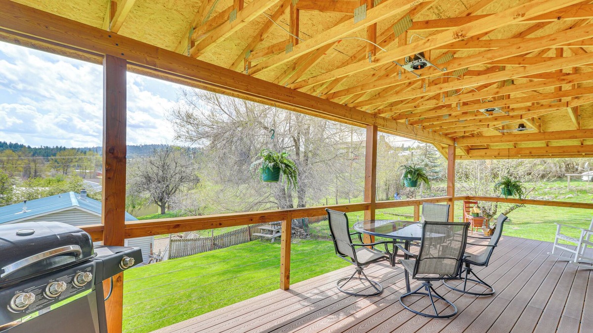 Eureka Apartment | Mtn-View Eureka Apartment: Walk to Eateries!