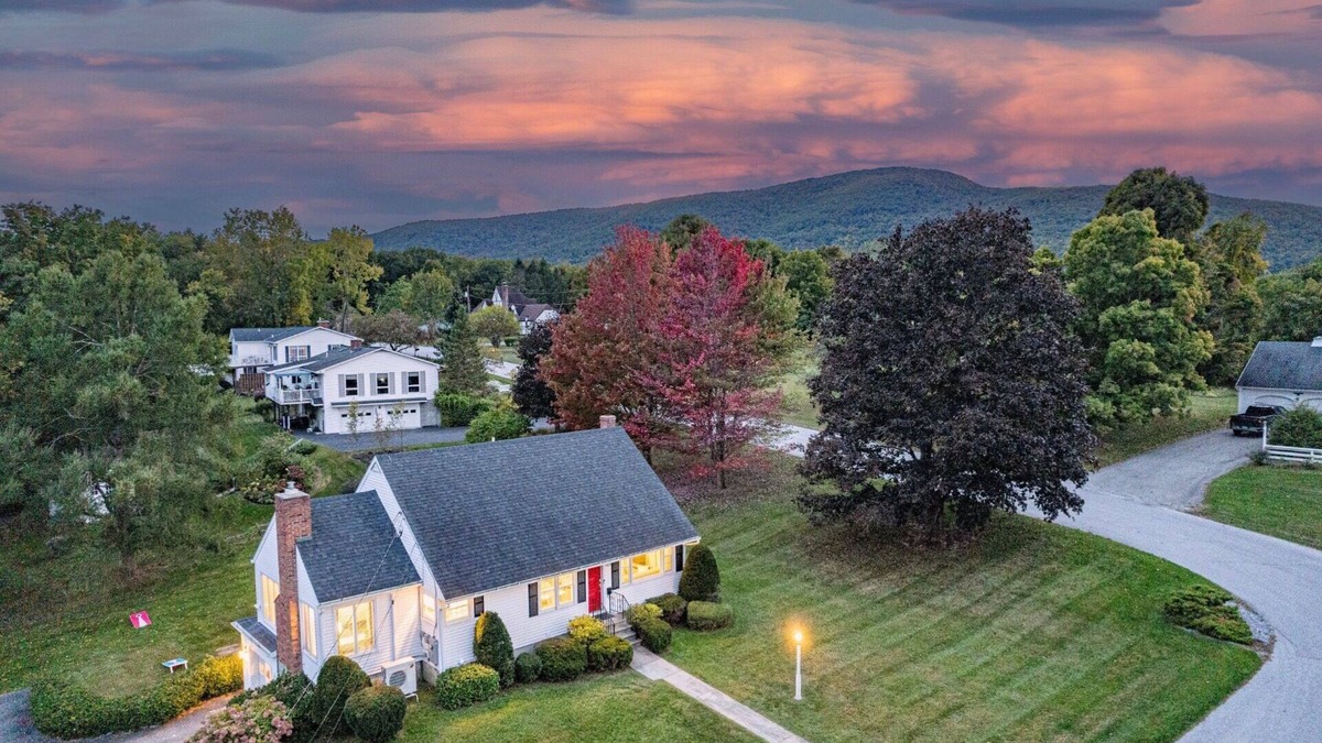 Bennington House | Mtn Views, 3 King Beds, Game Room, Chef's Kitchen