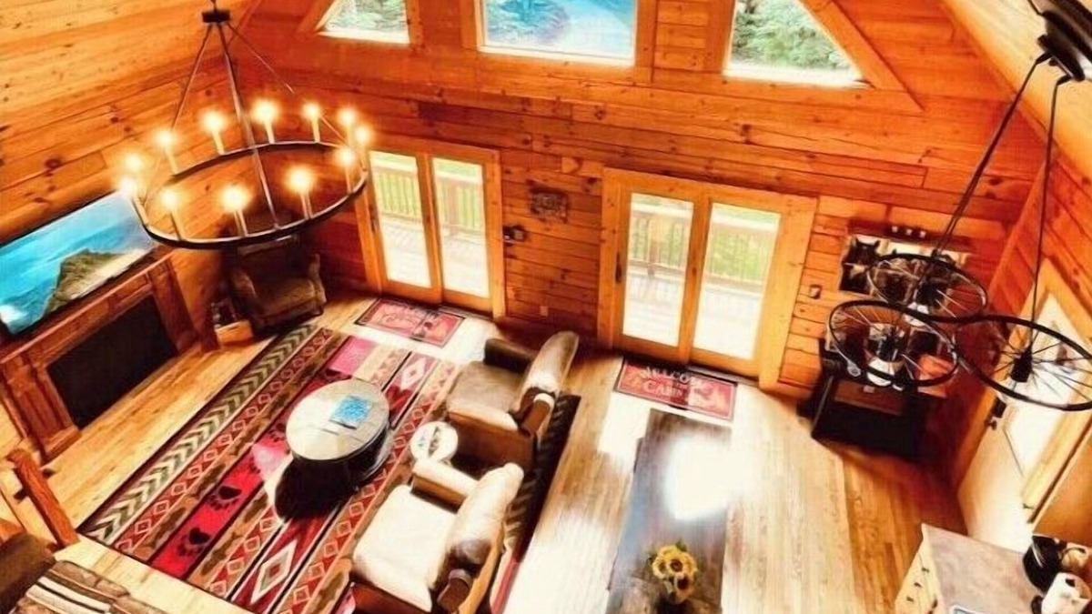 Roseland Cabin | Mtn Views~Fire Pit~King Bed~Lake~Breweries 1 mi!