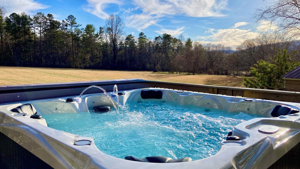 Skyland House | MTN Views/Hot Tub/Firepit/Near AVL, Hiking, Biltmore, French Broad River let in.