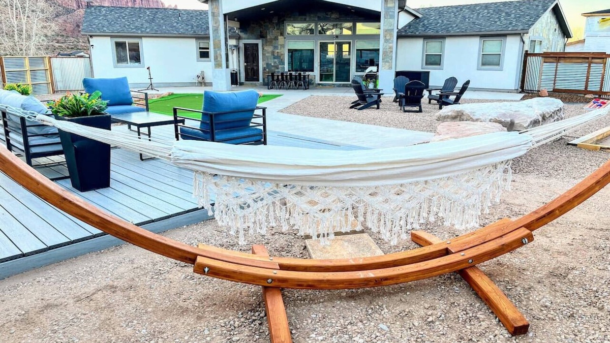 Moab South Valley House | MtnViews–Hot tub-Mini Golf–Bocce–Pool Table–3000sf