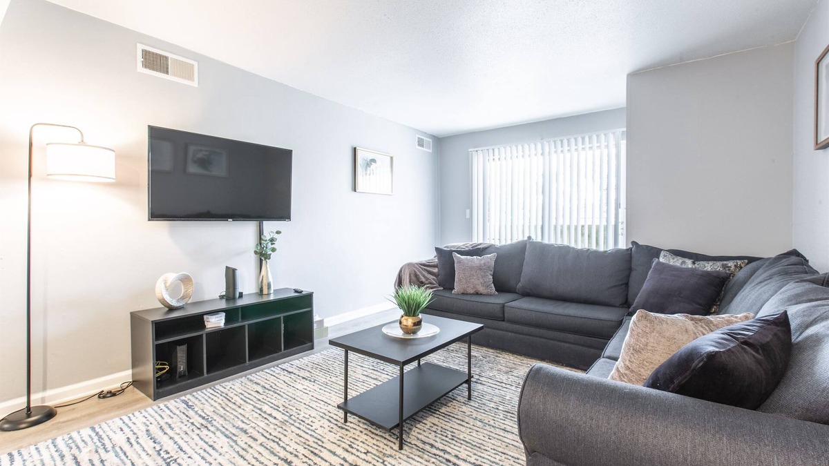 Riverside Apartment | MTR Private Apartment | 10min Downtown | Renovated | WiFi | Clean!
