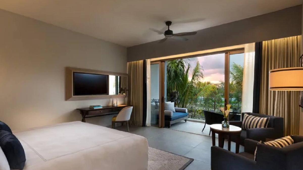 Plaine Magnien Hotel | Dive Into Your Best Summer Vacation! Free Parking, Onsite Pool, Beachfront!