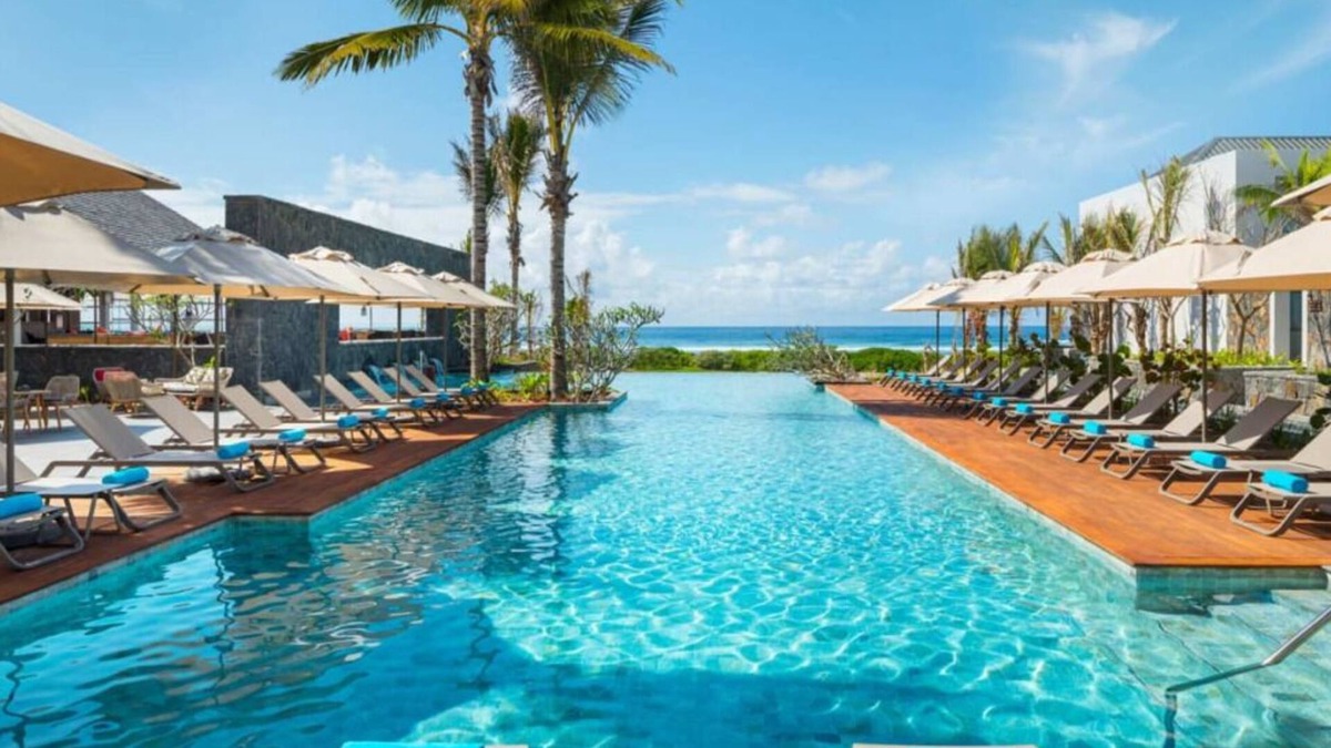 Plaine Magnien Hotel | Beach Break in Mauritius! 3 Luxurious Units, Free Parking, Pool, Beachfront!