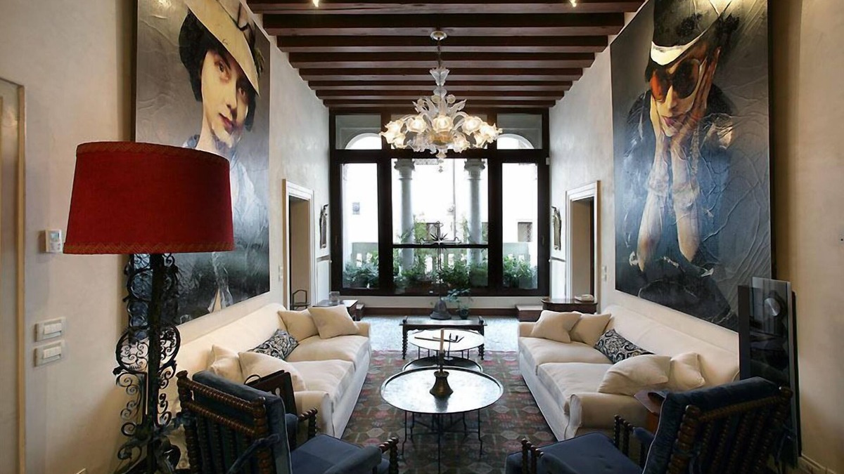Castello Apartment | Muazzo Palace:Balcony Canal sleeps 8 gym sauna .small deposit. Luggage storage