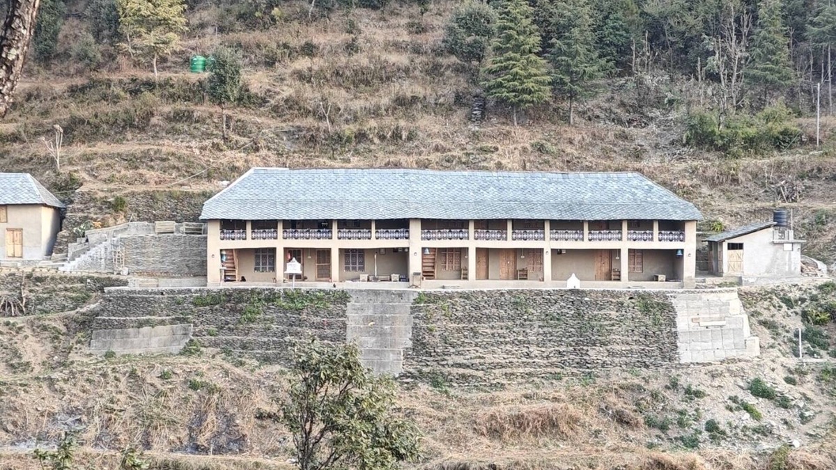 Gunehr House | Mudhouse in tranquility and Dhauladhar's wondrous delight