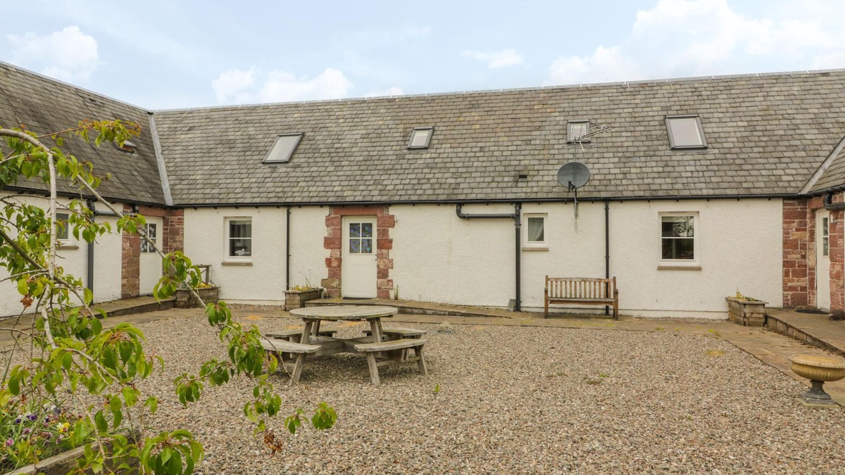 Murthly Cottage | MUIR IOSAL, pet friendly, with a garden in Blairgowrie